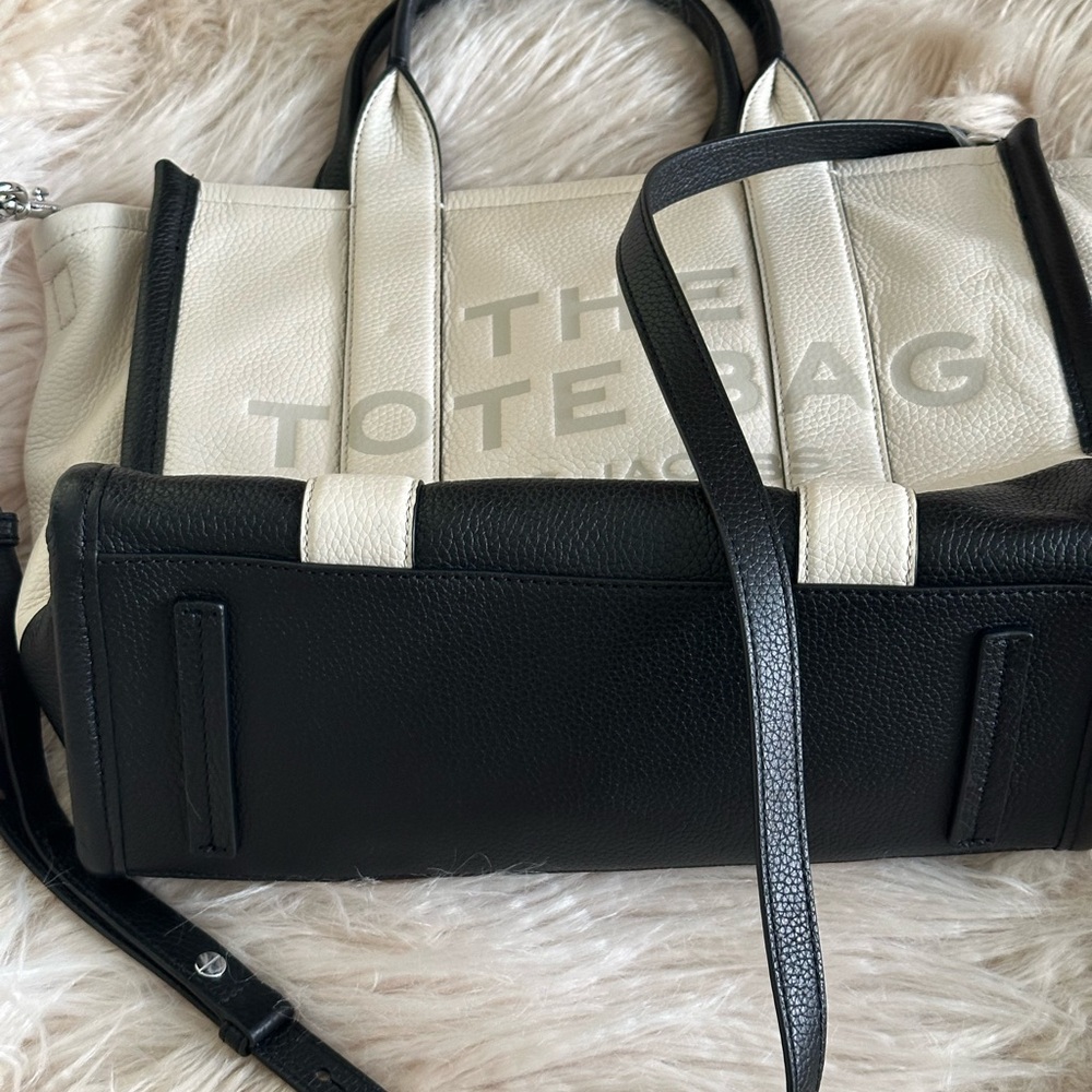 Marc Jacobs White and Black Totes Stylish and Versatile - Picture 4 of 5